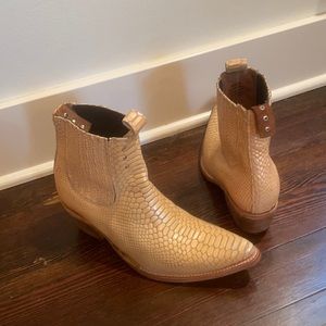 NWOT faith freebird boots!